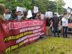 Tuntut Lakukan Tender Ulang Proyek Pengamanan Pantai, Puluhan Warga Sampang Demo Kantor BP2JK Jawa Timur