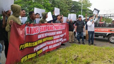 Demo warga sampang di BP2JK Jawa Timur terkait pengamanan pantai pantura