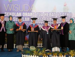 Inspiratif! Dinyatakan Lulus Sekolah, Puluhan Orang Tua dan Lansia di Sampang Ikut Wisuda