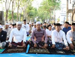 Bupati dan Wabup Sampang Shalat Idhul Adha Sekaligus Serahkan Hewan Kurban