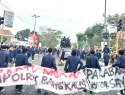 Blokade Jalan, Mahasiswa UTM Gelar Aksi Unjuk Rasa di Depan Polres Bangkalan