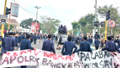 Blokade jalan mahasiswa utm demo polres bangkalan