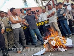 Demo Pemkab Pamekasan, Massa dari NGO Madura Bakar Poster