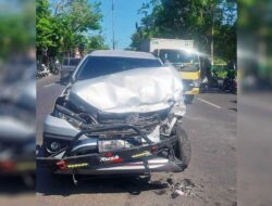 Kurang Waspada, Truk LPG Hantam Minibus