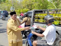 Sambut HUT ke 78 RI, Pemkab Bangkalan Bagikan Ribuan Bendera ke Masyarakat