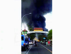 Gubuk di Dekat Pintu Masuk Bumi Gerbang Salam Terbakar Hebat, Jalan Masuk Pamekasan Sempat Macet