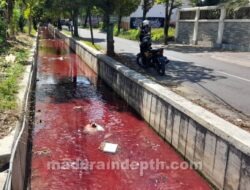Ini Dugaan Sementara Penyebab Air Sungai di Pamekasan Berwarna Merah