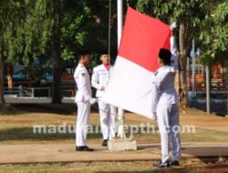 Sambut Kemerdekaan RI, Civitas Akademika UTM Gelar Upacara Bendera