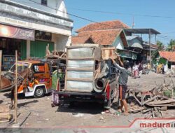 Alasan Tata Ruang Kota, Satpol PP Sampang Gusur Ratusan Lapak Milik Pedagang Pasar Srimangunan