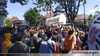 demo penolakan relokasi pedagang pasar srimagunan sampang