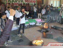 Segel Kantor dan Bakar Ban, HMI Desak Pemkab Segera Atasi Permasalahan Sampah di Bangkalan