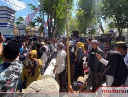 Tolak Relokasi, Ratusan Pedagang Pasar Srimagunan Geruduk Kantor DPRD dan Pemkab Sampang