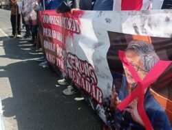 Demo Tolak Rocky Gerung di Sampang Ricuh
