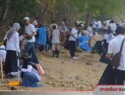 Milenial BUMN Bersama Plustik Gelar Bersih-Bersih Pantai Goa Petapa Bangkalan