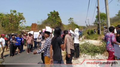 warga desa kwanyar barat demo tolak pembukaan lahan perumahan