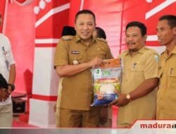 Satu Kelurahan dan Delapan Desa di Sampang Terima Bantuan Pangan dari Bulog Madura