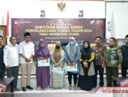 KPU Sampang Santuni Tiga Badan Adhoc Pemilu 2024 yang Meninggal, Masing-masing Dapat Rp 18 Juta