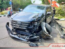 Hendak Putar Balik, Mobil Dinas PUPR Bangkalan Ringsek Tertabrak