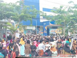 Ratusan Warga Sampang Unjuk Rasa ke Kantor BRI, Dua Demonstran Sempat Diamankan Polisi