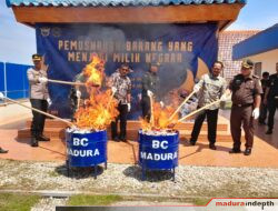 Bea Cukai Madura Bakar Rokok Ilegal Senilai Rp 33 Miliar