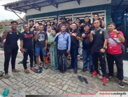 Keluarga Besar Perssu Madura City Sambangi Kediaman Suporter yang Alami Kelumpuhan