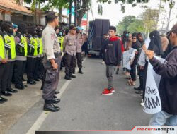 Demo Dugaan Praktik Politik Uang, Warga Tuntut Bawaslu Pamekasan Tindak Tegas
