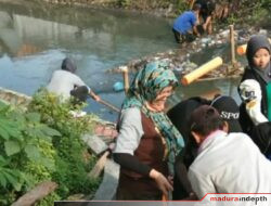 Antisipasi Sungai Tercemar, DLH Bangkalan Pasang Jaring Penangkap Sampah