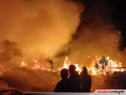 Pemadam Habiskan Waktu 16 Jam Jinakkan Kebakaran Mebel di Saronggi