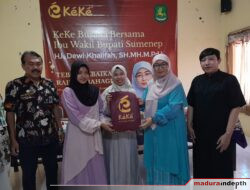 KeKe Busana Berbagi Baju Muslim Kepada Anak Yatim di Kota Keris