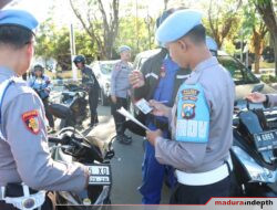 Kelengkapan Surat Berkendara Anggota Polres Sumenep Ikut Diperiksa, Operasi Patuh Semeru 2024
