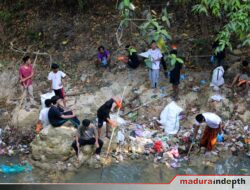 Komunitas Sahabat Alam Bersih-bersih Sampah di Bawah Jembatan Billapora Barat