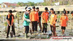 Sedekah Oksigen dengan Menanam 1000 Bibit Mangrove di Pesisir Tanjung Sumenep