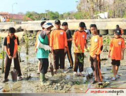 Sedekah Oksigen dengan Menanam 1000 Bibit Mangrove di Pesisir Tanjung Sumenep