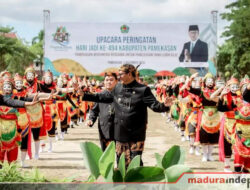 Hari Jadi ke 494 Gunakan Baju Adat, Pj Bupati Pamekasan Ajak Pemuda Lestarikan Warisan Leluhur