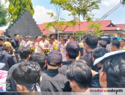 Puluhan Pemuda Geruduk Mapolres Sampang, Minta Polisi Segera Tuntaskan Kasus Pengeroyokan Jimmy