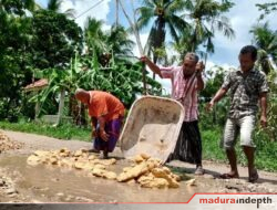 Dua Dekade Rusak, Warga Desa Blumbungan Perbaiki Jalan Poros Kabupaten