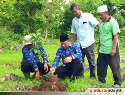 Dorong Petani Berinovasi, DKPP Sumenep dan Petani Desa Ellak Daya Tanam Seribu Bibit Pohon