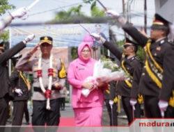 Disambut Tradisi Pedangpora, AKBP Hartono Resmi Jabat Kapolres Sampang