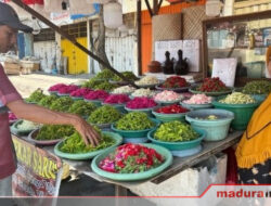 Kisah Penjual Bunga dalam Bayang Penggusuran Satpol PP