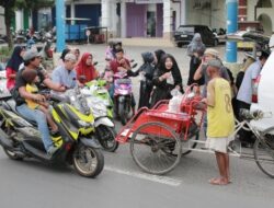 Alumni SMA PGRI’97 Sumenep Bagi-Bagi Takjil dan Santuni Anak Yatim