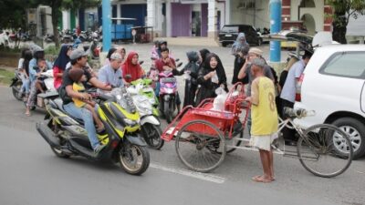 Alumni SMA PGRI’97 Sumenep Bagi-Bagi Takjil dan Santuni Anak Yatim