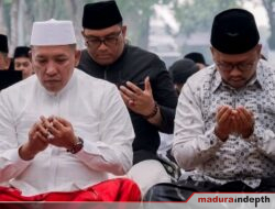 Bupati dan Wabup Sampang Salat Ied di Tengah Jalan Bersama Ribuan Warga