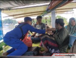 Satpolairud Sampang Bagikan Takjil Gratis untuk Nelayan dan Penumpang Kapal