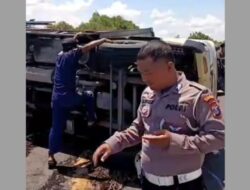 Pecah Ban, Truk Bermuatan Minuman Terguling di JLS Sampang