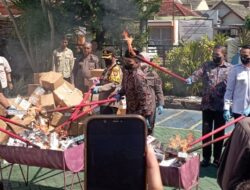 Ratusan Ribu Rokok Ilegal dan Sabu Dimusnahkan, Kejari Sampang Ingatkan Ancaman Nyata Narkoba