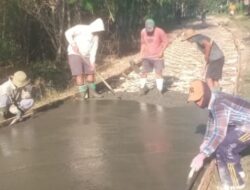 Warga Sampang-Pamekasan Cor Jalan Pakai Uang Sendiri, Pemerintah Hanya Jadi Penonton