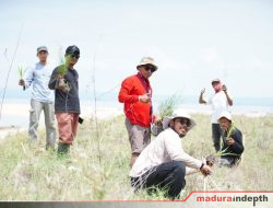 Eco Trip Gili Pandan 2025: Arasa Sociopreneur dan Reng Paseser Tanam 150 Bibit dan Angkut 20 Kg Sampah Plastik