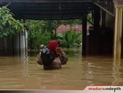 Banjir  Lumpuhkan Blega, Rumah Warga Terendam dan Bantuan Tak Kunjung Masuk Kampung