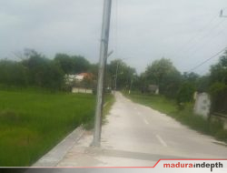 Tiang PJU Berdiri di Tengah Jalan, Pelebaran Jalan Labuhan–Bundah Terkendala Koordinasi OPD