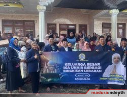 IKA Unair Berbagi Bingkisan Lebaran untuk Warga Bangkalan